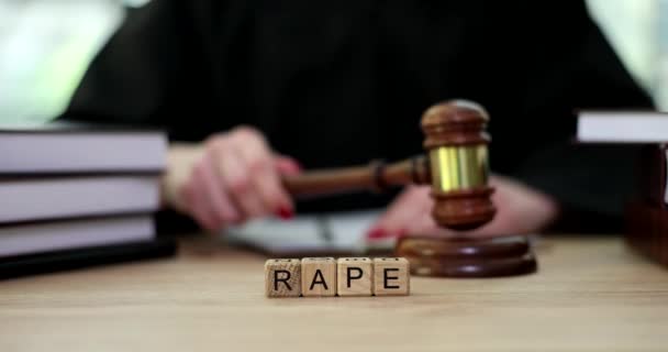 Slovo Znásilnění Dřevěných Kostkách Poblíž Soudce Soudní Síni Detailní Film — Stock video