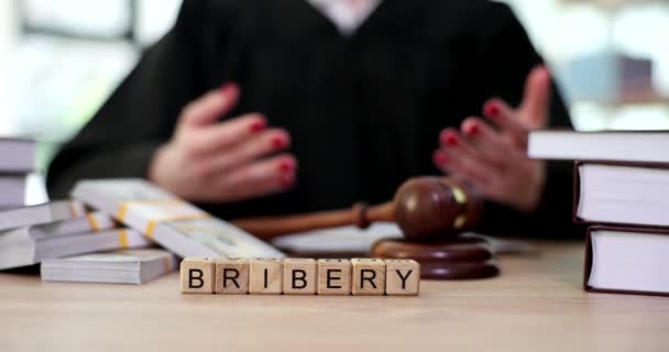 Word Bribery Lot Money Lying Judge Gavel Courtroom Closeup Movie — Stock Video