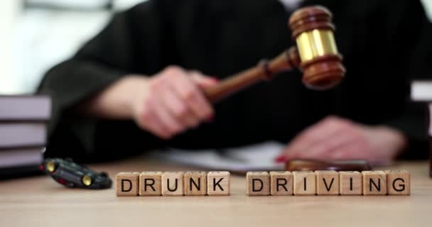 Sędzia Puka Młotkiem Tle Słów Pijany Jazdy Zbliżenie Film Zwolniony — Wideo stockowe