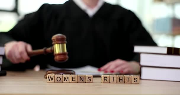 Bíró Kopog Kalapács Háttérben Szavak Női Jogok Closeup Film Lassított — Stock videók