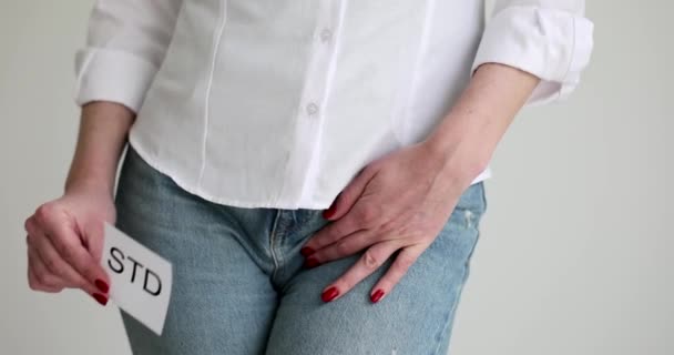 Mujer Mostrando Signo Std Celebración Los Genitales Con Dolor Primer — Vídeos de Stock