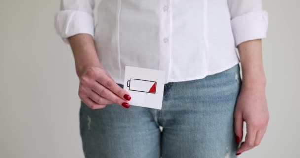 Femme Tenant Signe Batterie Faible Ses Organes Génitaux Gros Plan — Video