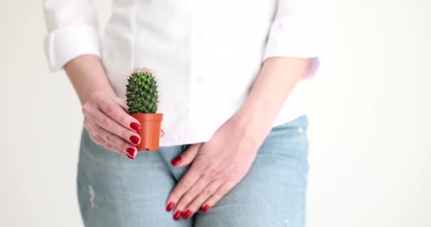 Egy Aki Kaktuszt Tart Betegséget Takar Nemi Szerveivel Kézzelfogható Lassított — Stock videók