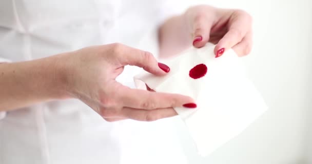 Manos Mujer Sosteniendo Servilleta Con Gota Sangre Roja Cerca Película — Vídeos de Stock
