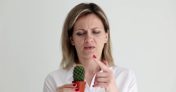 Femme Piquant Son Doigt Sur Cactus Pot Film Ralenti Concept — Video