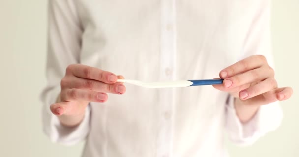 Γυναίκα Κρατώντας Τεστ Εγκυμοσύνης Χέρια Closeup Ταινία Αργή Κίνηση Έννοια — Αρχείο Βίντεο