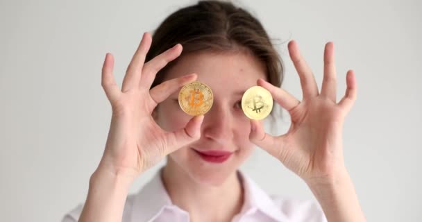 Νεαρή Γυναίκα Κρατώντας Bitcoins Χρυσά Νομίσματα Κοντά Στα Μάτια Της — Αρχείο Βίντεο