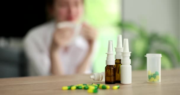 鼻滴和药片躺在女人的背景上 流鼻涕的女性近视4K片慢动作 季节性过敏概念的治疗 — 图库视频影像