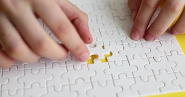 Kezek Fel Utolsó Darab Fehér Puzzle Closeup Film Lassított Felvétel — Stock videók