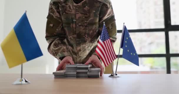 Militar Entregando Mucho Dinero Mesa Negociaciones Ucrania Con Unión Europea — Vídeo de stock