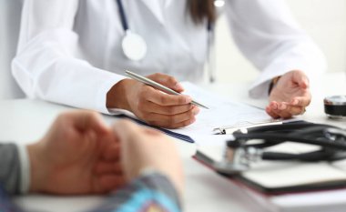 Kadın doktor el Pano ped gümüş kalem dolgu hasta geçmiş listesi tutun. Fiziksel sınav er hastalık önleme koğuş ziyaret onay 911'i yuvarlak reçete ilaç sağlıklı yaşam konsepti