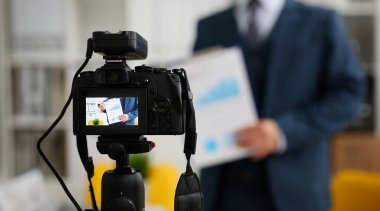 Erkek takım elbise ve kravat istatistikleri grafik pad promosyon videoblog veya fotoğraf oturumu office kamera tripod taşımak için yapım göster. Vlogger selfie satış çözüm ya da Finans Danışmanı yönetimi bilgileri