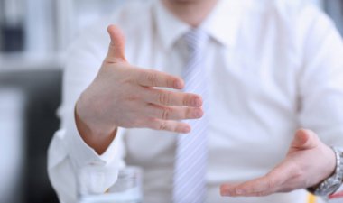 Ofisteki konferans sırasında erkek kolları açık. Öneri illüstrasyonu teklif rüşvet talep kavramı