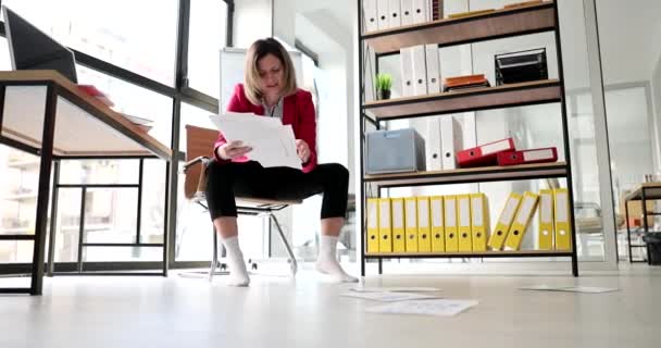 オフィスのビジネス女性は床に報告書を置きます コンセプトプレゼンテーションの準備 — ストック動画