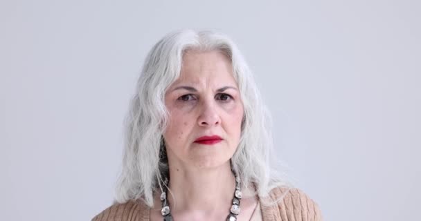 Une Belle Femme Âgée Triste Aux Cheveux Gris Gros Plan — Video