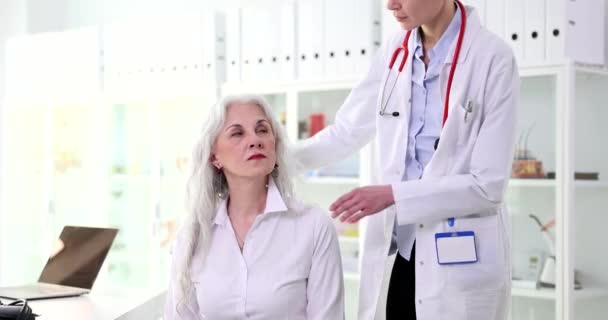 医生把他的手放在一个老年妇女的肩上 一个特写 医院仁慈的工作人员 — 图库视频影像