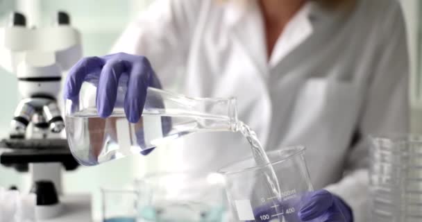 Chemicus Giet Vloeistof Een Afgemeten Schaal Voor Analyse Close Laboratoriumapparatuur — Stockvideo