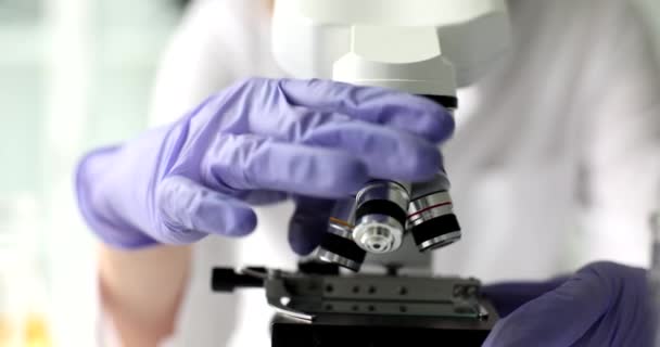 Wetenschapper Het Laboratorium Kijkt Naar Microscoop Handen Van Een Close — Stockvideo