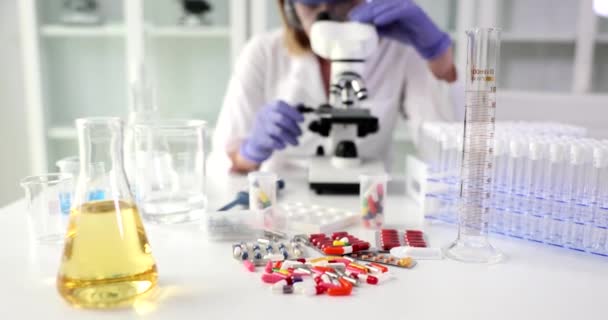 Masanın Üzerindeki Laboratuvarda Tabletler Kapsüller Var Yakın Plan Tıbbi Muayene — Stok video