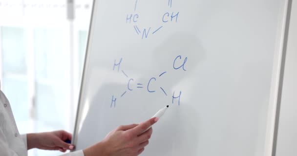 化学者は白い板の上に式を書きます クローズアップ 医学部での研修 — ストック動画