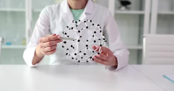 Kobieta Posiada Model Połączenia Molekuł Zbliżenie Tworzenie Nowej Formuły Farmakologii — Wideo stockowe