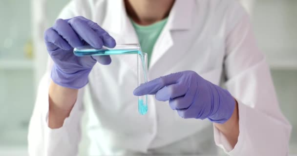Científico Vierte Líquido Azul Frasco Vidrio Cerca Investigación Química Experiencia — Vídeos de Stock