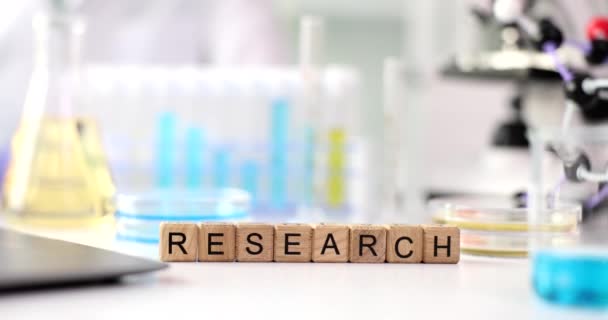 Laboratóriumnak Fakockái Vannak Feliratos Kutatással Közelről Kémiai Tapasztalat Tudományos Felfedezés — Stock videók