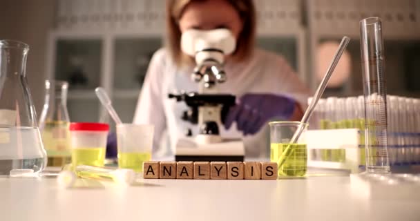 Fakockák Felirat Analízissel Közelkép Laboratóriumi Asszisztens Megvizsgálja Mikroszkópot Diagnózist — Stock videók