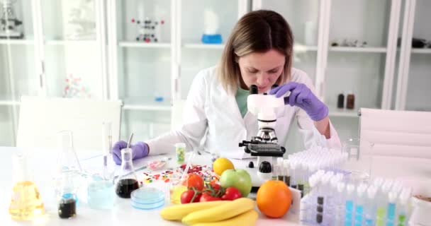 Kemist Laboratoriet Testar Frukt Och Grönsaker Närbild Kemisk Forskning Genetiskt — Stockvideo