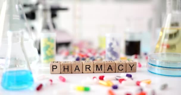 Feliratos Gyógyszertár Fából Készült Kockákon Közelkép Egyedi Gyógyszer Gyógyszer Gyártása — Stock videók