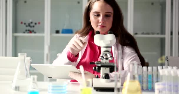 Güzel Bir Kız Laboratuardaki Mikroskopa Bakıyor Yakın Plan Geliştirme Bilimsel — Stok video