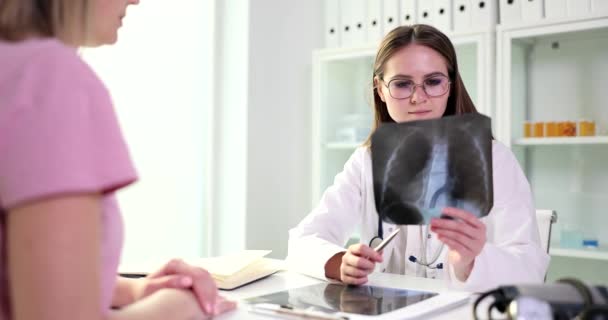 Jovem Médico Mostra Paciente Raio Close Diagnóstico Doença Triagem Saúde — Vídeo de Stock