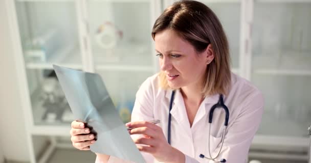 Γιατρός Στην Κλινική Έχει Μια Ακτινογραφία Κοντινό Πλάνο Διαγνωστικά Ιατρικά — Αρχείο Βίντεο