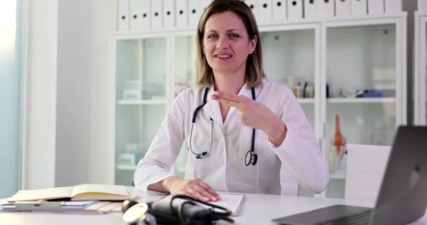 Leende Läkare Visar Tummens Gest Närbild Framgångsrikt Medicinskt Ingrepp Kliniken — Stockvideo
