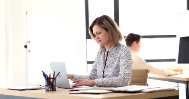 テーブルのビジネス女性はすぐにノートパソコン クローズアップを入力します キャリア 浅い焦点 — ストック動画