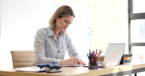 一位年轻的女商人坐在办公室的桌子前写作 这是一个特写镜头 主管工作场所 — 图库视频影像