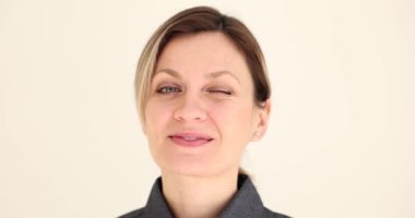 Göz kırpan bir iş kadınının yüzü, yakın çekim. Gözlerle duygusal mesaj, yavaş çekim.
