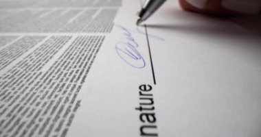 El, kağıt belgeyi bir kalemle imzalıyor, yakın plan. Kişisel imza, kimlik tespiti