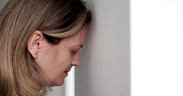Una Donna Affari Frustrata Appoggiata Muro Bianco Primo Piano Dolore — Video Stock