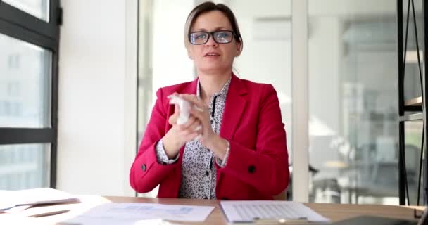 Ofisteki Kızgın Bir Kadını Dağılıyor Kağıt Atıyor Yakın Plan Belgelerde — Stok video