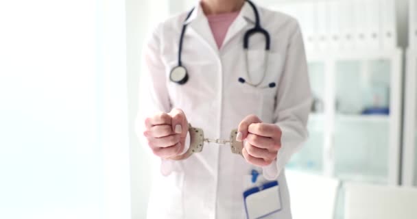 Doctora Esposada Clínica Cerca Enfoque Superficial Concepto Crimen Médico Arresto — Vídeos de Stock