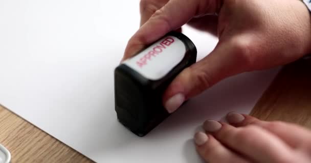 Женщина Пустой Бумаге Ставит Печать Одобренной Руки Крупным Планом Согласие — стоковое видео