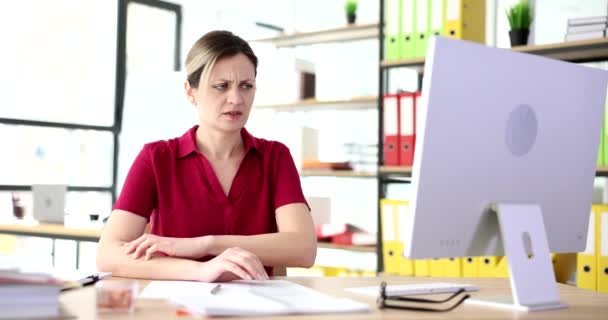 オフィスに座っているビジネスマンの女性は スローモーション 緊張した不安定 仕事へのストレス 浅い焦点 — ストック動画