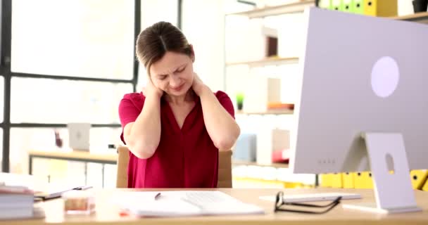 Una Mujer Negocios Tiene Cuello Una Oficina Cámara Lenta Estrés — Vídeo de stock
