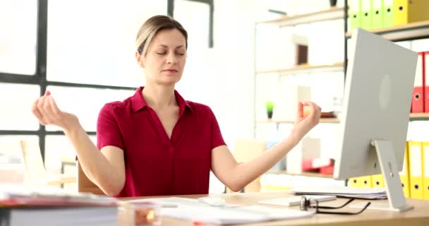 ビジネスの女性はオフィス クローズアップで瞑想をしています 職場での精神訓練 集中力 — ストック動画