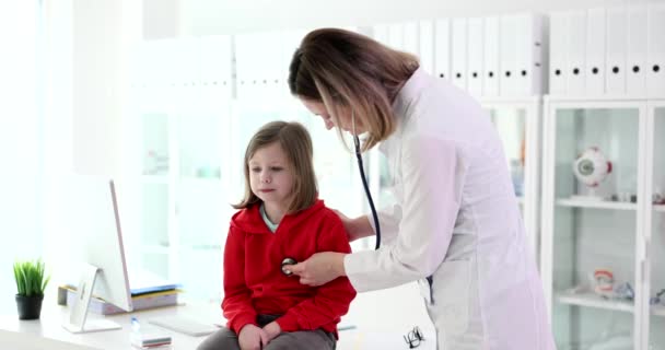 Lekarz Słucha Dziecka Serca Stetoskopem Zbliżeniem Dziewczyna Egzaminie Klinice — Wideo stockowe