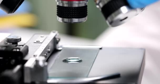 Lenzen Van Microscooplens Boven Een Druppel Vloeistof Close Chemisch Laboratorium — Stockvideo