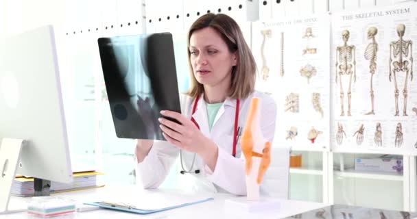 Lekarz Siedzący Klinice Patrzy Prześwietlenie Kolana Zbliżenie Konsultacja Ortopedą Uraz — Wideo stockowe