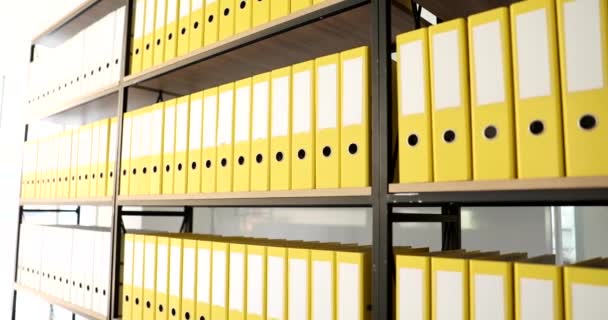 Gelbe Ordner Auf Einem Großen Bücherregal Büro Großaufnahme Das Archiv — Stockvideo
