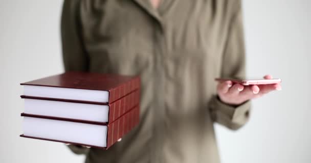 Elinde Kırmızı Kitaplar Telefon Olan Bir Kadın Var Matbaa Ile — Stok video